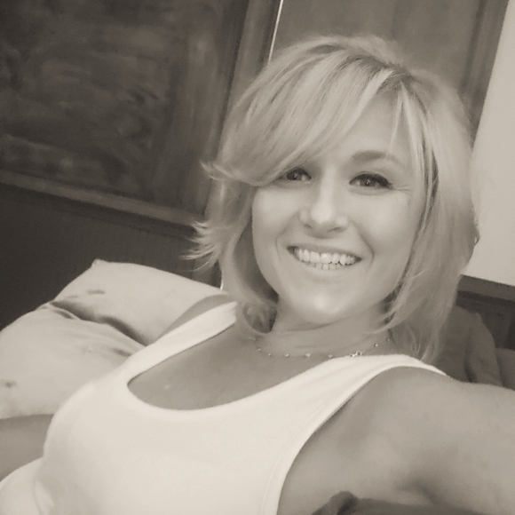 Meet your Posher, Debbie - Picture 1 of 1